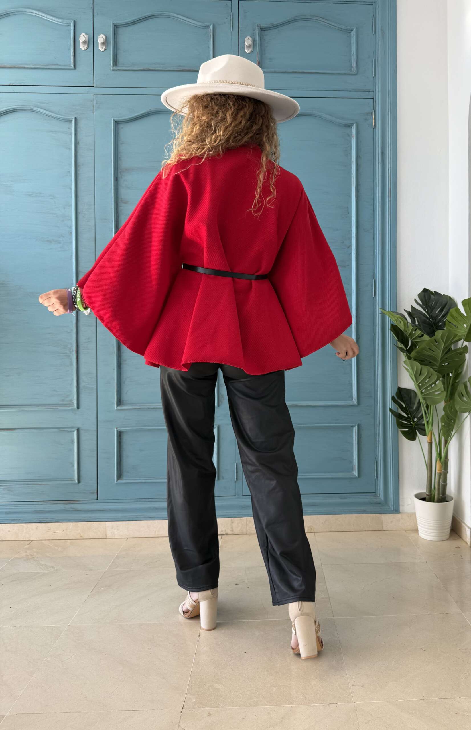 Chaqueta capa y cinturón roja - Imagen 3