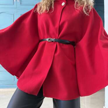 Chaqueta capa y cinturón roja