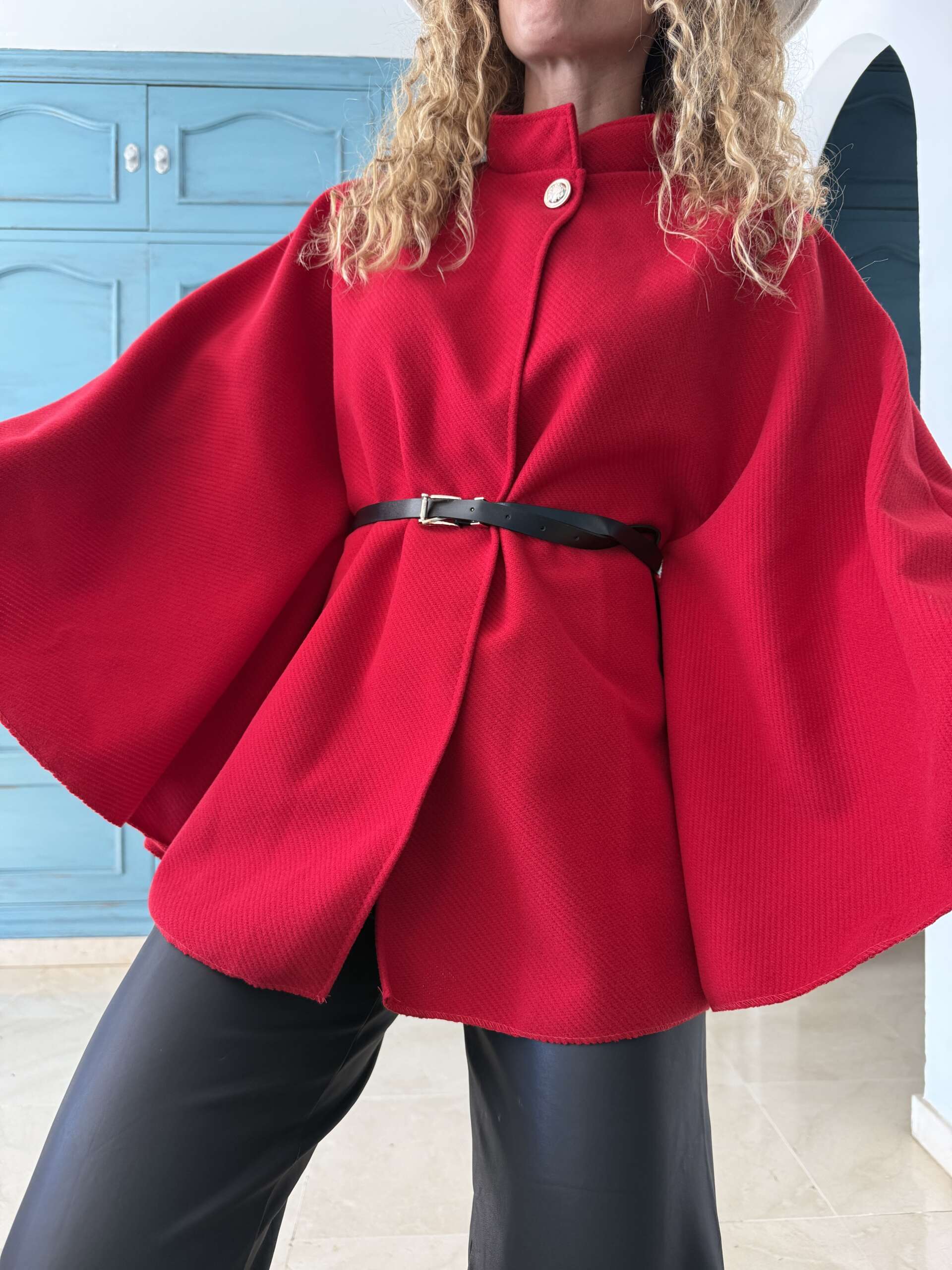 Chaqueta capa y cinturón roja