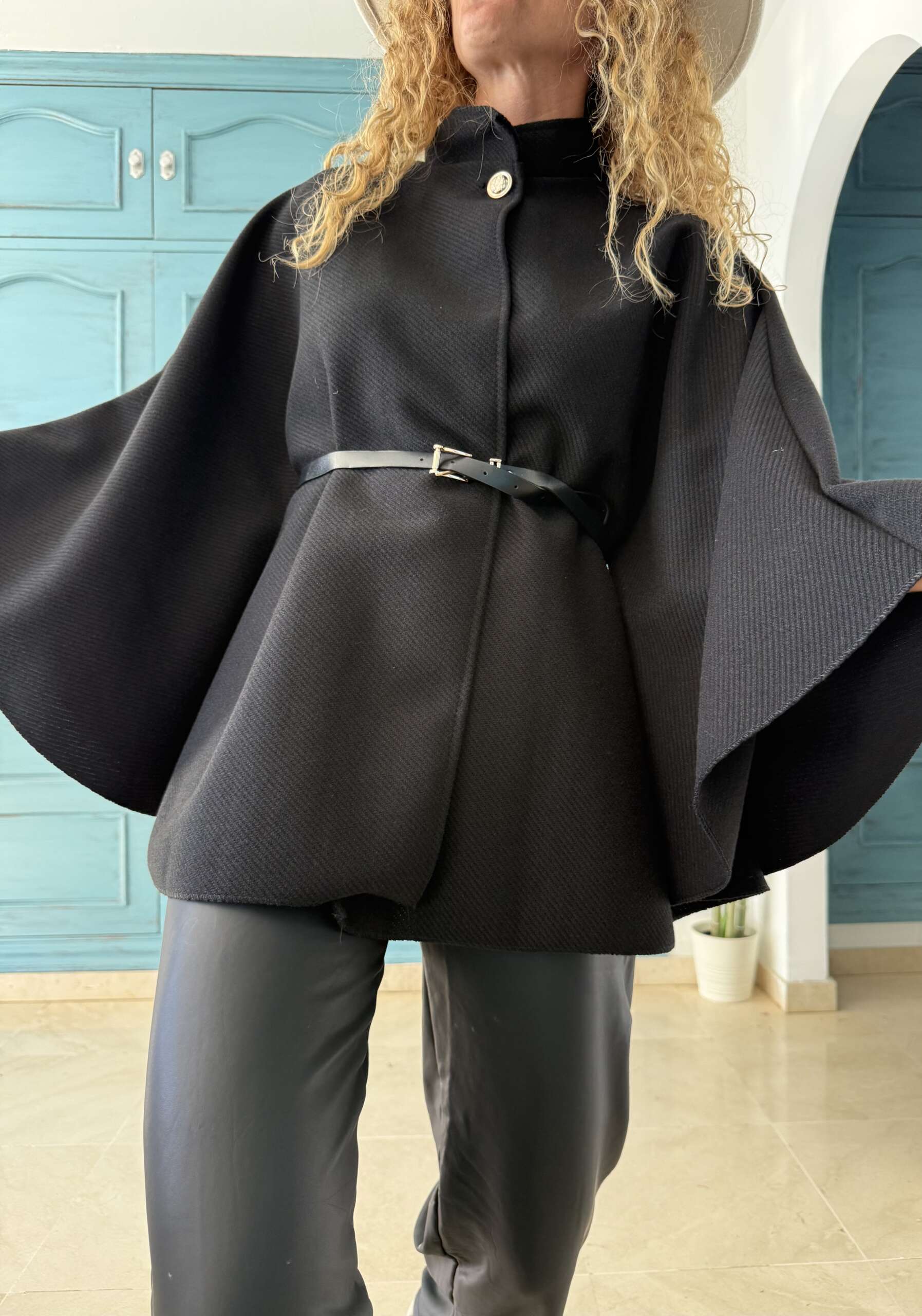 Chaqueta capa y cinturón negro
