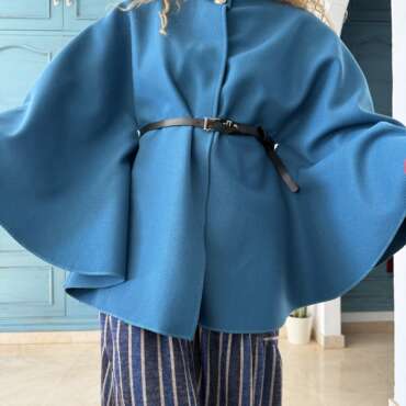 Chaqueta capa y cinturón azul