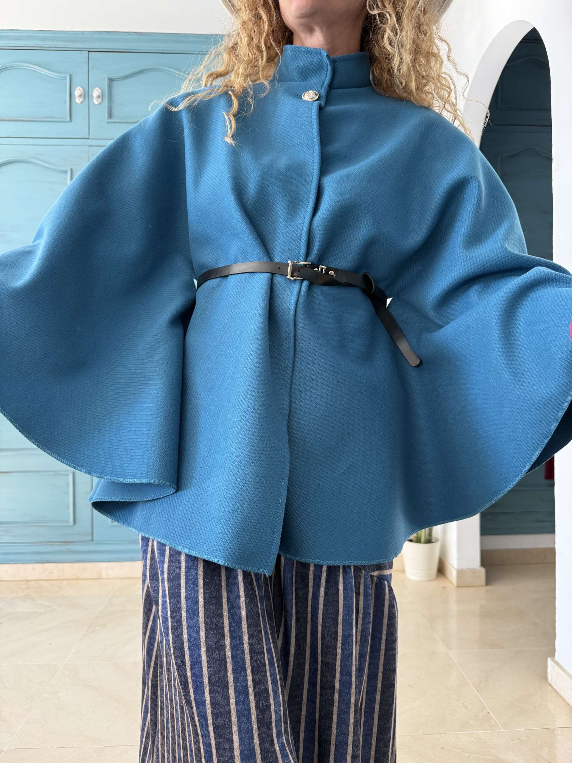 Chaqueta capa y cinturón azul