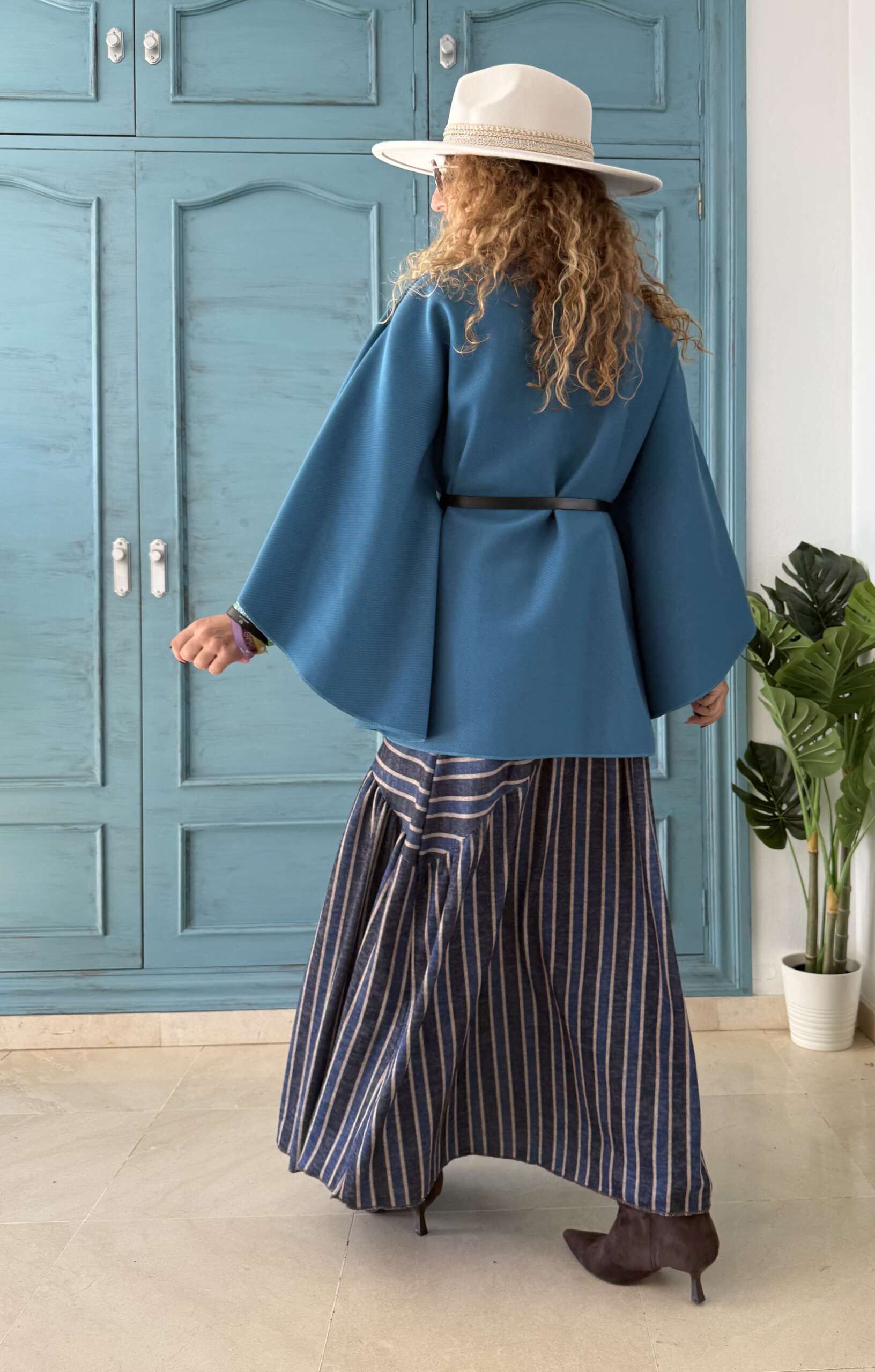 Chaqueta capa y cinturón azul - Imagen 3