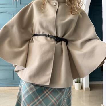 Chaqueta capa y cinturón beige