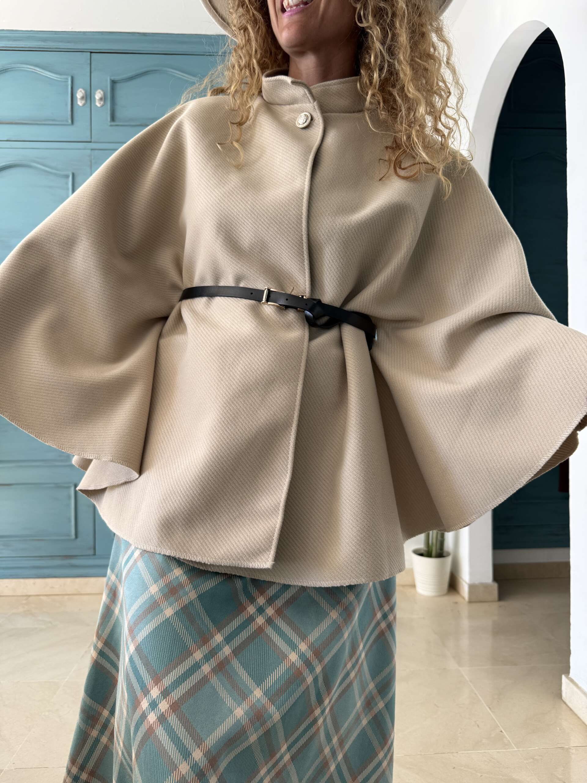 Chaqueta capa y cinturón beige