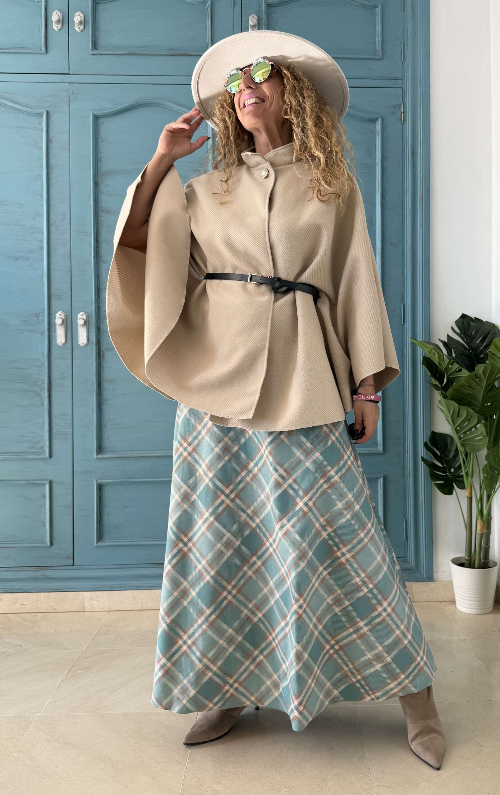 Chaqueta capa y cinturón beige - Imagen 2