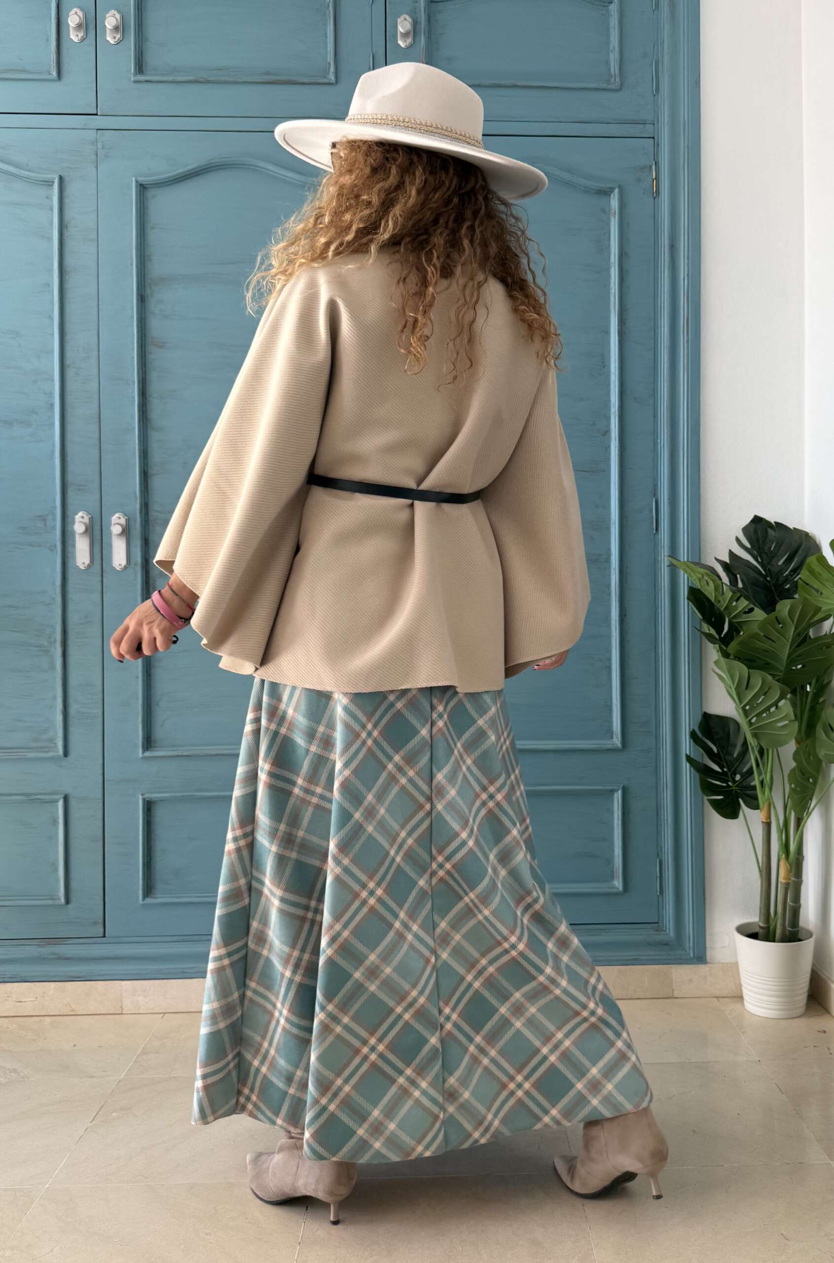 Chaqueta capa y cinturón beige - Imagen 3