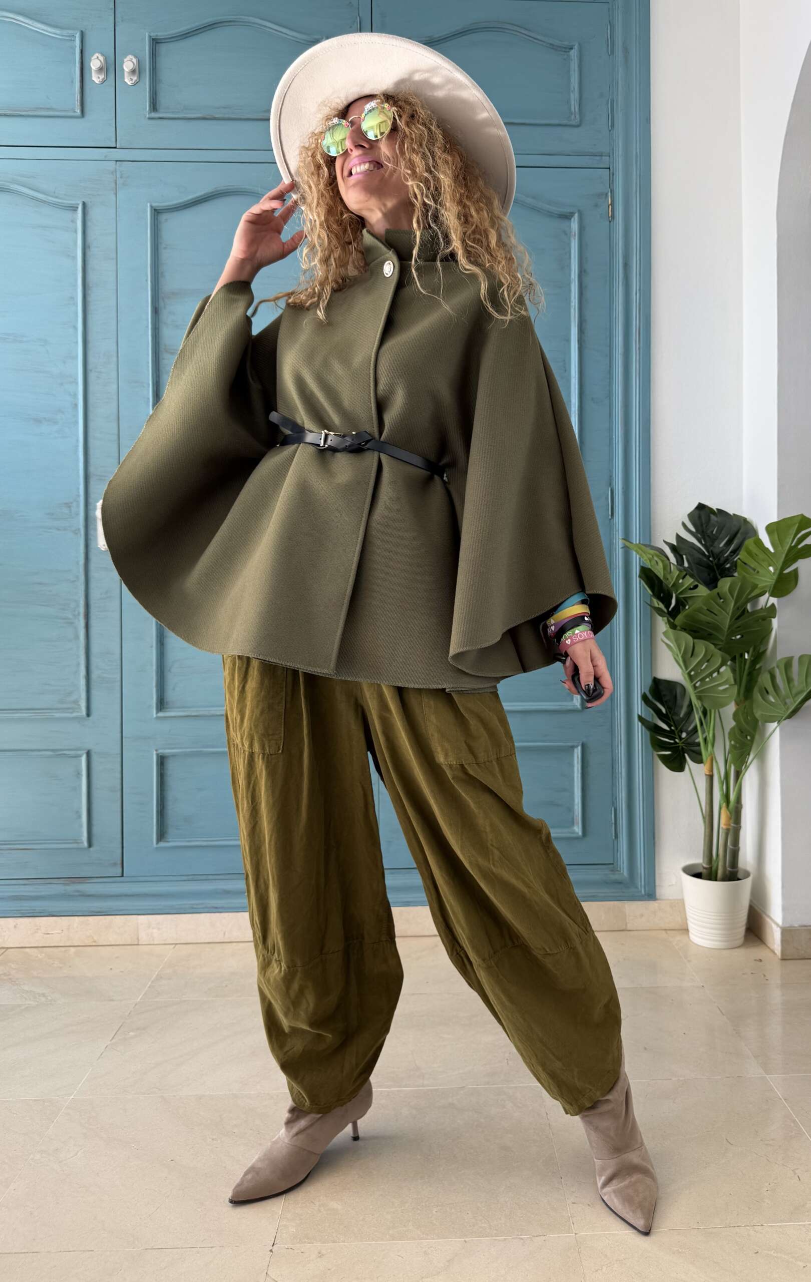 Chaqueta capa y cinturón verde - Imagen 2