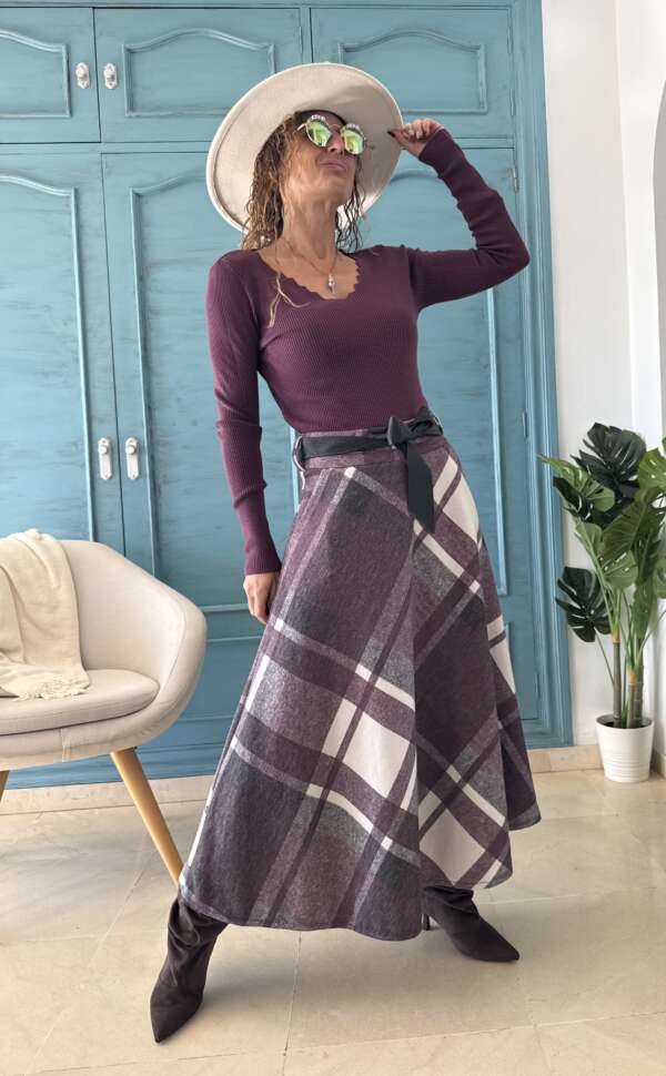 Falda cuadros púrpura y cinturón