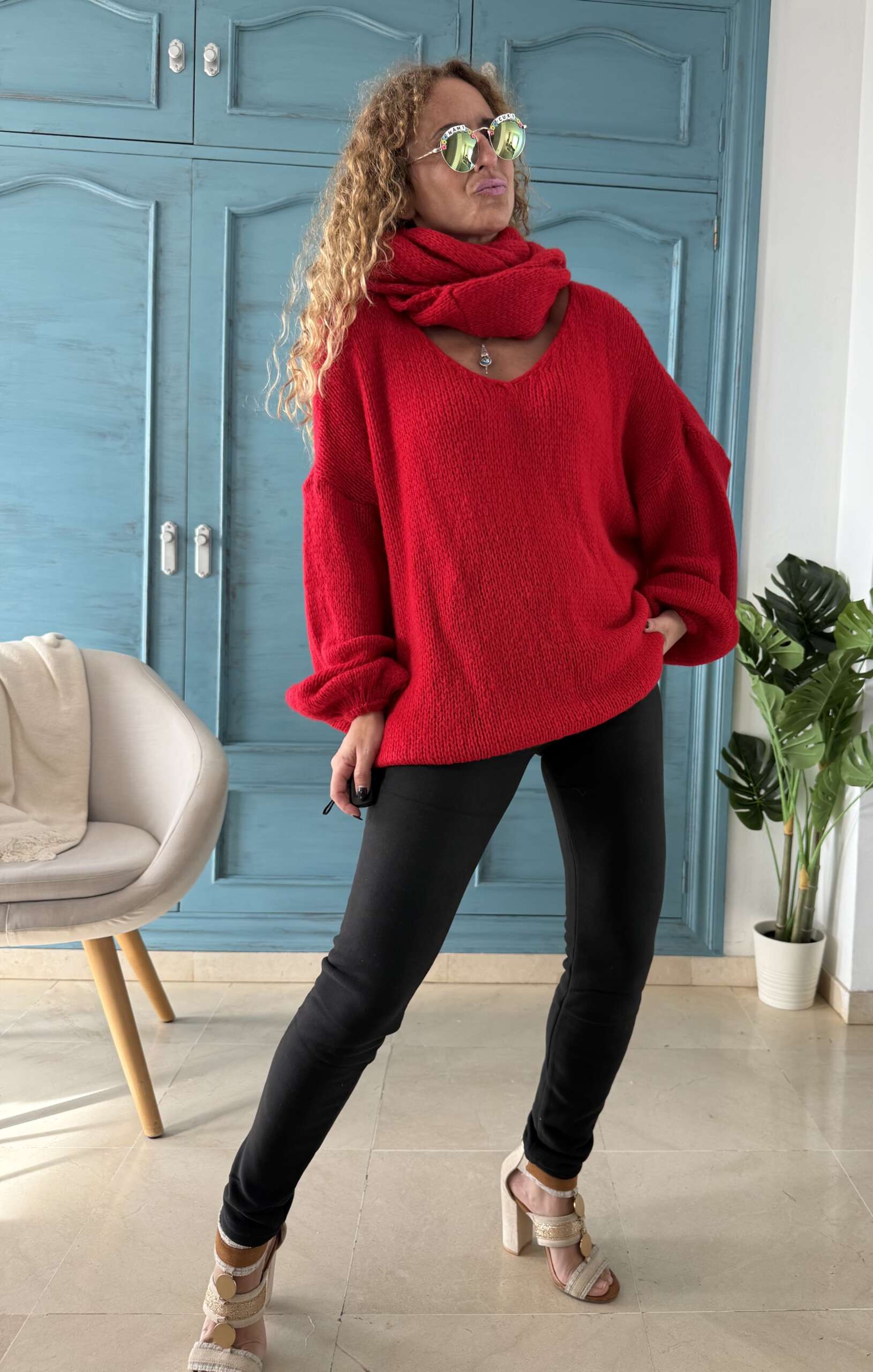 Jersey y cuello rojo - Imagen 2